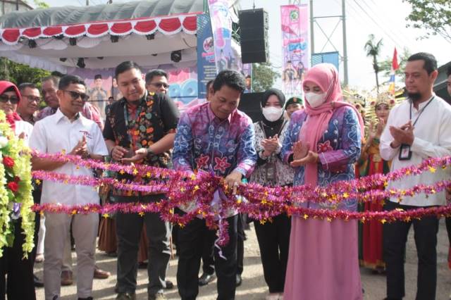 PEMBUKAAN : Bupati Balangan, Abdul Hadi (tengah) memotong pita tanda dibukanya Sanggam Expo ke-II. : FOTO WAHYUDI RADAR BANJARMASIN.