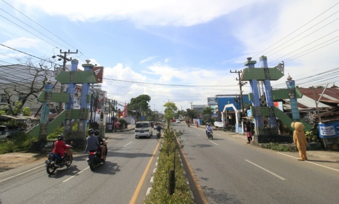 PERNAH INONIK: Kini, nasib kelanjutan gerbang batas kota Banjarbaru dan Martapura belum terang benderang. Portal gawang ikonik itu kini sudah diturunkan, namun sekarang tak ada tanda-tanda mau dibangun. Foto dijepret saat portal gawang atas gerbang batas
