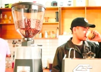 SAJIKAN: Barista dari salah satu kedai kopi mencicipi kopi hasil olahannya sebagai bagian dari proses kualitas mutu yang diterapkan. Banjarbaru kini banyak tumbuh kedai kopi, namun Pemko mencatat masih banyak yang tak berizin. FOTO:MUHAMMAD RIFANI/RADAR B