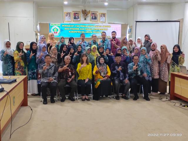 PENINGKATAN KAPASITAS : Para guru Bahasa Inggris di Kabupaten Balangan berfoto bersama narasumber usai dilaksanakannya pelatihan. : FOTO MC FOR RADAR BANJARMASIN.