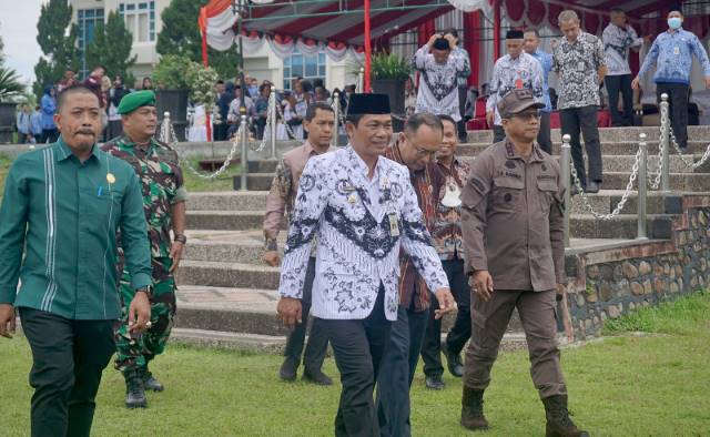 PERINGATAN : Bupati Balangan, Abdul Hadi (tengah) saat menyapa peserta apel HUT PGRI. : FOTO MC FOR RADAR BANJARMASIN.