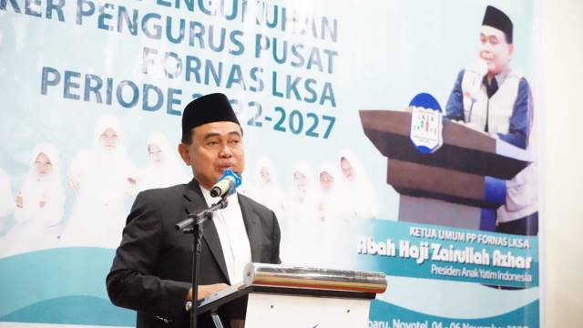 PELANTIKAN: Bupati Zairullah Azhar saat memberikan sambutan di pelantikan pengurus Fornas LKSA