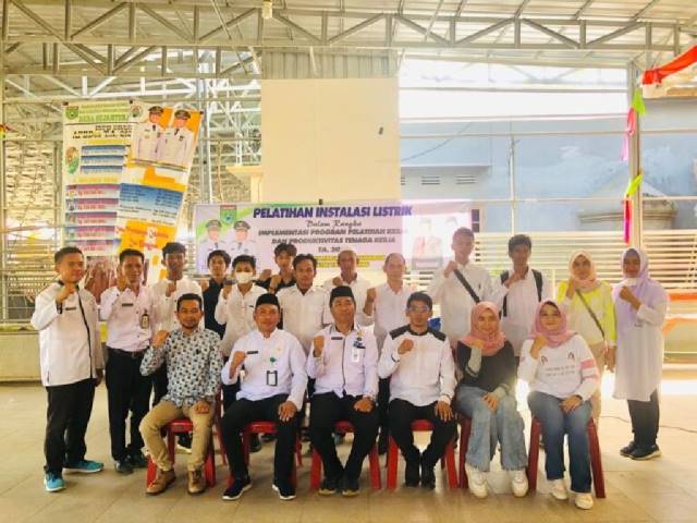 PELATIHAN: Disnakertrans Tanah Bumbu memberikan pelatihan instalasi listrik rumah tangga kepada warga