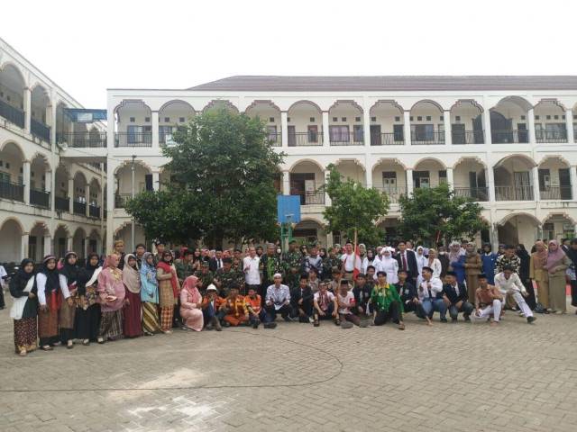 UPACARA: Yayasan pendidikan yang dibangun Bupati Zairullah Azhar turut memperingati Hari Pahlawan.