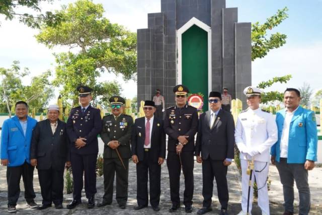 FOTO BERSAMA: Jajaran Forkopimda Tanah Bumbu berpose di Makam Pahlawan Matone, dalam rangka merayakan Hari Pahlawan 10 November