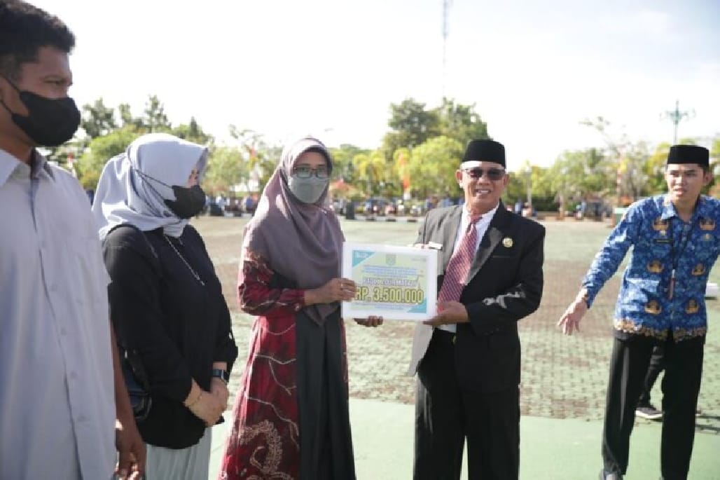 PENGHARGAAN: Wabup Muhammad Rusli memberikan hadiah kepada seniman di daerah ini dalam rangka memperingati Hari Pahlawan