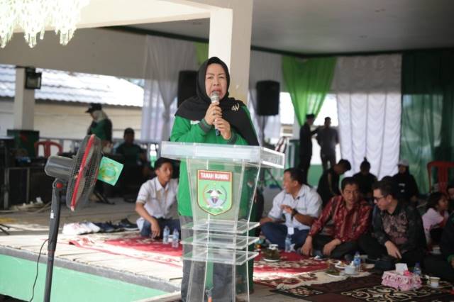 MERIAH: Ketua PKK Wahyu Windarti Zairullah Azhar ikut memeriahkan Hari Kesehatan Nasional yang digelar di pantai Pagatan, akhir pekan tadi