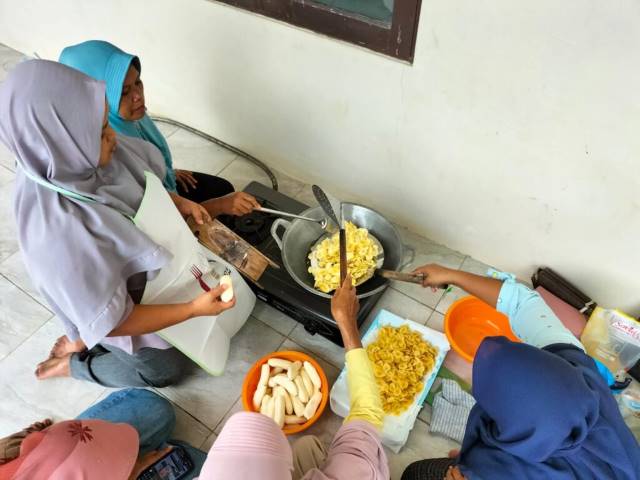 LATIHAN: Warga pelaku UMKM di Kecamatan Karang Bintang dilatih membuat keripik