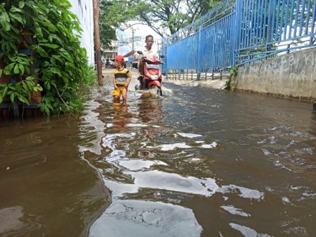 JAUH DARI CUKUP - Salah satu upaya normalisasi sungai di Kota Banjarmasin yang dilakukan oleh Pemerintah Kota Banjarmasin. | FOTO: ZAKIRI/RADAR BANJARMASIN