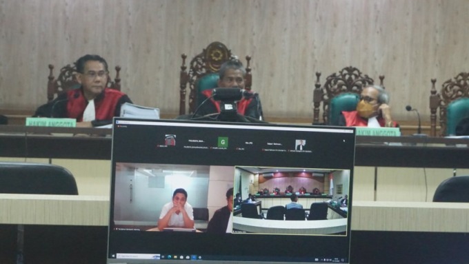 LEWAT ZOOM: Terdakwa Mardani H Maming mengikuti sidang secara virtual dari Jakarta. | FOTO: M OSCAR FRABY/RADAR BANJARMASIN