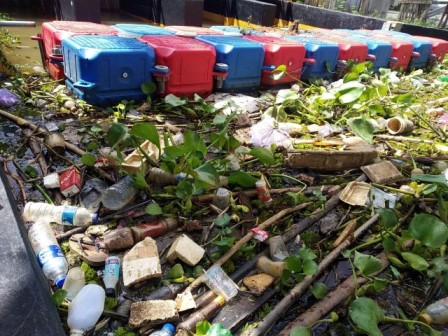 MEMBURUK: Kualitas air sungai di Kota Banjarmasin diakui DLH menurun akibat pesatnya pertumbuhan penduduk. | FOTO: Zakiri/Radar Banjarmasin