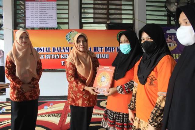 BERBAGI : Ketua DWP Tala Rachmalina bersama Penasihat I DWP Tala Nurul Hikmah dan Penasihat II DWP Tala Yati Oktoviana menyerahkan bantuan Al-Qur