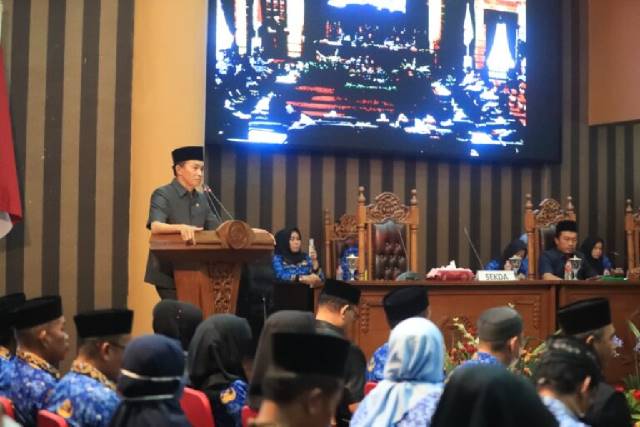 PARIPURNA: Sekda Ambo Sakka memberikan jawaban terkait pandangan umum DPRD atas tiga raperda yang diajukan Pemkab Tanbu.