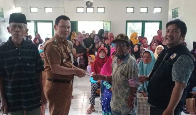 BLT: Camat Kuranji Taryono menyerahkan BLT kepada salah satu Keluarga Penerima Manfaat (KPM).