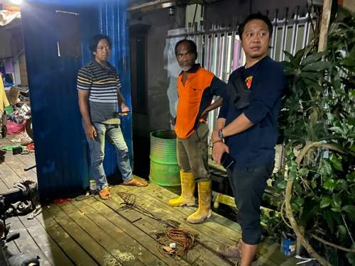 ALAT SETRUM: Anggota Polsek Alalak mengamankan alat setrum ikan yang digunakan korban untuk mencari ikan di samping rumahnya. Fatalnya, korban mengambil setrum dari listrik PLN di rumah. | Foto: Polres Batola