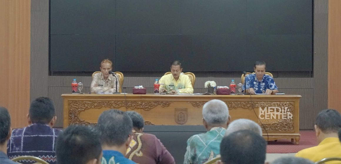 BERSIAP AKHIR TAHUN: Wakil Wali Kota Banjarbaru Wartono memimpin Rapat Koordinasi (Rakor) antar Kepala SKPD se-Kota Banjarbaru untuk bulan Desember Tahun 2022 di Aula Gawi Sabarataan, Balai Kota, Kamis (1/12) dan dihadiri oleh SKPD se lingkup Pemko Banjar