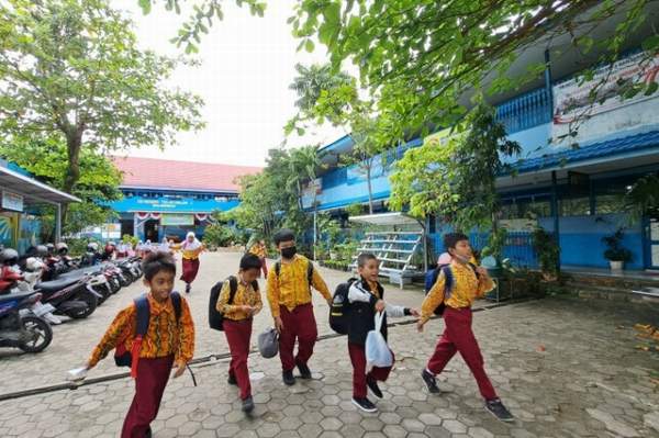 MARI PULANG: Suasana seusai berakhirnya jam pelajaran di SDN Teluk Dalam 3 Banjarmasin, beberapa waktu lalu. | FOTO: WAHYU RAMADHAN/RADAR BANJARMASIN