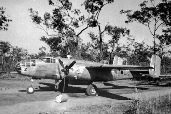 Pesawat B25 Mitchell milik Sekutu di landasan pacu Balikpapan yang jatuh di Bungkukan tahun 1945. (Foto: dok. Sejarah)