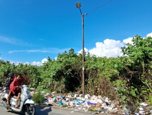MENUMPUK: Kondisi lahan kosong di sisi ruas Jalan AMD, Kecamatan Banjarmasin Utara, kemarin (19/12) siang berubah menjadi TPS liar. | FOTO: WAHYU RAMADHAN/RADAR BANJARMASIN