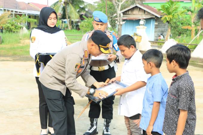 TERIMA PENGHARGAAN: Fajar,Azril dan Kienan diundang ke markas Polsek Banjarmasin Utara untuk menerima penghargaan di halaman Polsek. | Foto: humas for Radar Banjarmasin
