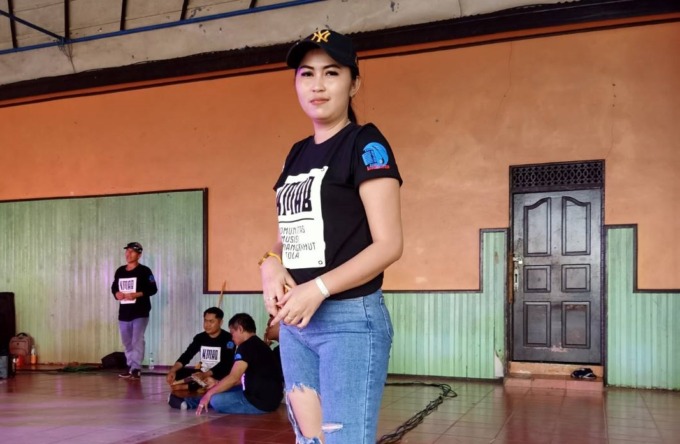 TETAP BERTAHAN : Devi (26) asal Kampung Artis yang masih bertahan menjadi biduan dangdut.