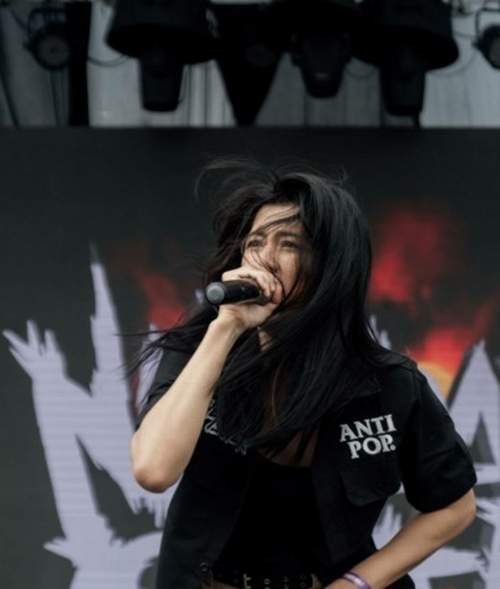ANTI POP: Sarah Morgue, vokalis New Day is Over (NDIO) ini sudah berkhidmat di genre metalcore sejak tahun 2006. Sudah selama 16 tahun! | FOTO: SARAH MORGUE