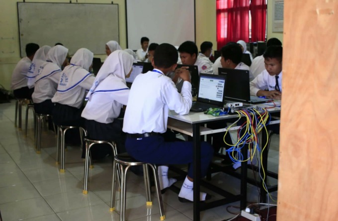 BELAJAR: Siswa SMPN di Banjarbaru sedang belajar di kelas.
