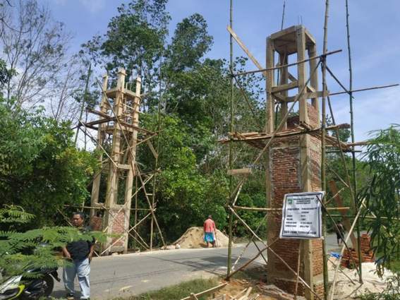 VIRAL: Pembangunan pintu gerbang di Desa Kampung Baru Kecamatan Pelaihari Kabupaten Tanah Laut yang viral. | Foto Norsalim Yahya/Radar Banjarmasin