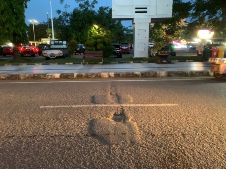 BERLUBANG: Aspal di sekitaran lapangan Murjani berlubang. Tahun 2023, PUPR Banjarbaru akan mengaspalnya kembali. | FOTO: Zulqarnain/Radar Banjarmasin