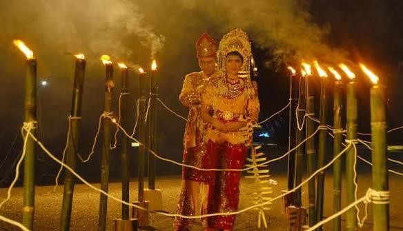 TRADISI: Ilustrasi sepasang pengantin yang melangsungkan prosesi tradisi Balawang Tujuh Bagunung Api. Tradisi ini masih lestari di tengah masyarakat Lampihong. | FOTO: HUMAS PEMKAB BALANGAN