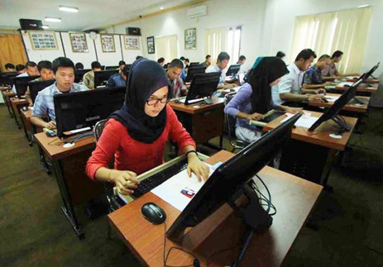 SELEKSI: Pelamar CPNS mengikuti tes seleksi dengan sistem CAT. Tahun ini, pemerintah lebih banyak membuka lowongan untuk PPPK. | Foto: jawapos.com