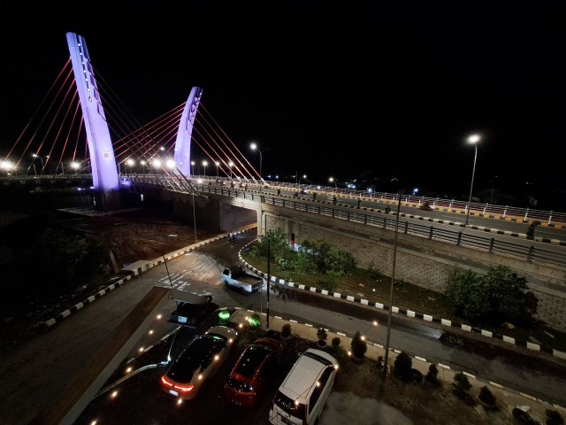 JEMBATAN BASIT: Jembatan Sungai Alalak yang menghubungkan antara Banjarmasin dan Barito Kuala, dipotret pada malam hari (5/1). | FOTO: WAHYU RAMADHAN RADAR BANJARMASIN