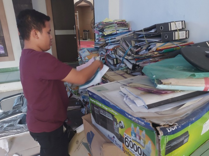 MENUMPUK: Gundukan berkas tidak terpakai dibiarkan menumpuk di depan musala Balai Kota Banjarmasin. | FOTO: M FADLAN ZAKIRI