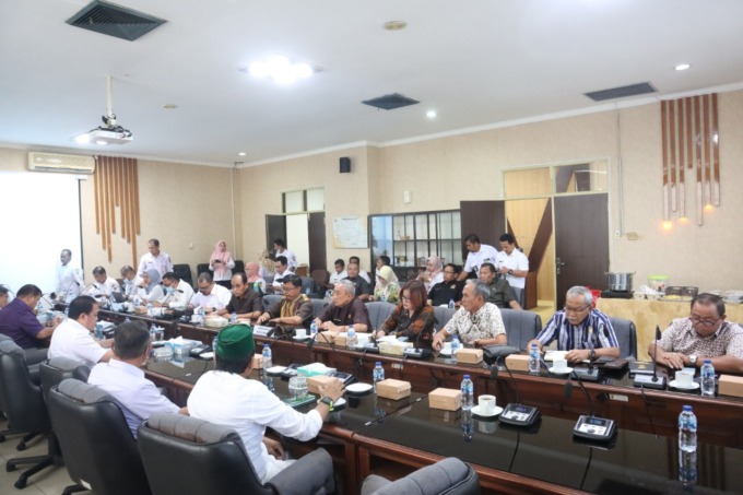 RAPAT: DPRD Banjarbaru saat menggelar rapat dengan Komisi III DPRD Provinsi Kalsel dan SKPD lain, Rabu (4/1). Mereka membahas aktivitas pertambangan di Banjarbaru. | FOTO: DPRD BANJARBARU