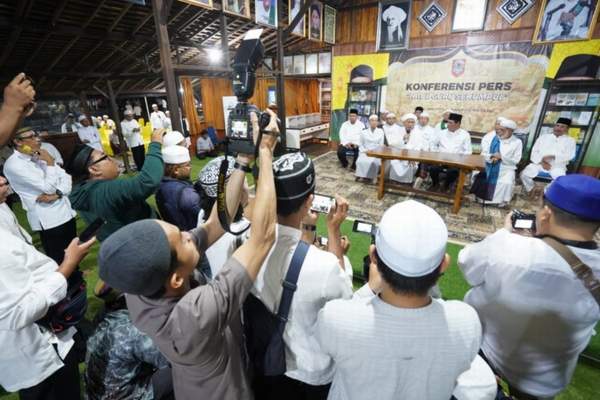 KEDIAMAN GUBERNUR: Guru Wildan dan Paman Birin saat menggelar konferensi pers di Kampung Keramat, Ahad (8/1) malam. | FOTO: BIRO ADPIM SETDAPROV KALSEL FOR RADAR BANJARMASIN