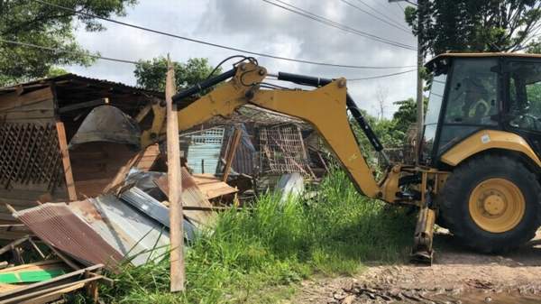 DIGARUK: Alat berat yang dikerahkan Pemko Banjarbaru membongkar bangunan warung jablay atau warung remang-remang di Jl Trikora Liang Anggang Banjarbaru awal bulan ini. | FOTO: MUHAMMAD RIFANI/RADAR BANJARMASIN