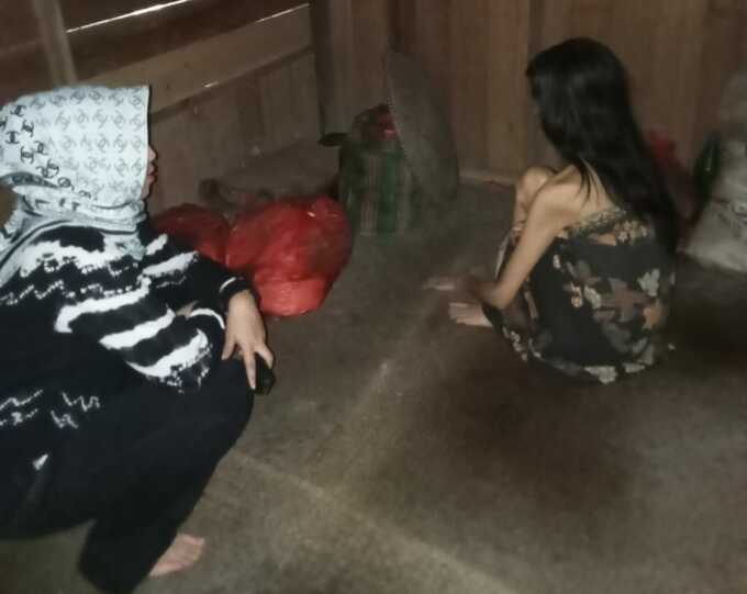 BANTUAN UNTUK ODGJ: Dinas Sosial HST mendatangi para ODGJ untuk mendata dan memberikan bantuan secara langsung. | FOTO: JAMALUDDIN/RADAR BANJARMASIN
