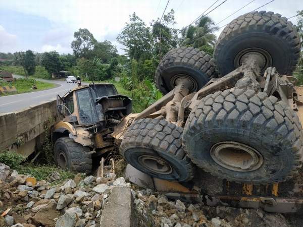 LAKA TUNGGAL: Alat berat ADT yang jatuh ke sungai di Desa Tampang, Kecamatan Pelaihari. | Foto: Norsalim Yahya/Radar Banjarmasin