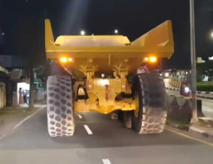 DIMANA POLISI: Truk HD melintasi Jalan Hasan Baseri pada malam hari. | Foto: istimewa