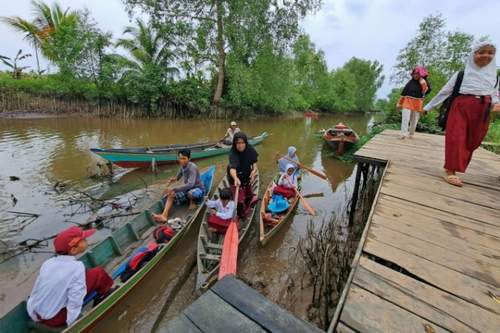 BUTUH BANTUAN: Ketiadaan akses jalur darat membuat para murid dan guru kesulitan untuk menuju SDN Basirih 10 Banjarmasin. | FOTO: WAHYU RAMADHAN/RADAR BANJARMASIN