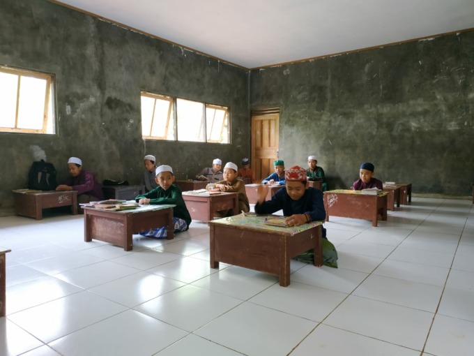 LESEHAN: Suasana belajar mengajar di Ponpes Al-Mubarok Putra, masih mempertahankan cara belajar pondok salafiah, meski tetap memfasilitasi santri untuk mengikuti pembelajaran umum. | FOTO: NORSALIM YAHYA/RADAR BANJARMASIN