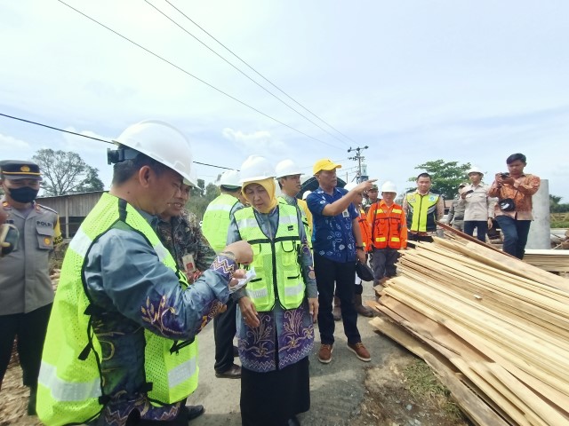 MONITORING TERAKHIR: Bupati Batola periode 2017-2022 Noormiliyani melaksanakan monitoring jembatan Tanipah Mandastana di akhir masa jabatannya, Kamis (3/11/2022). | FOTO: AHMAD MUBARAK RADAR BANJARMASIN
