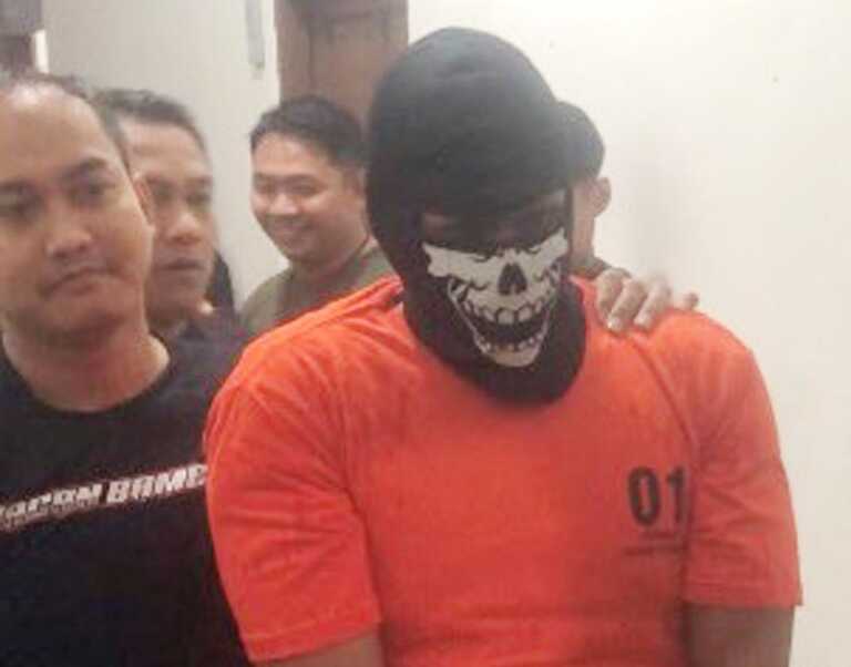 TEGA: Pelaku HR saat dihadirkan dalam konferensi pers di Lapangan GOR Kotabaru (17/1). | FOTO: JUMAIN/RADAR BANJARMASIN