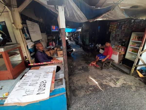 SANTAI: Warga yang bermukim di kawasan lahan Pasar Batuah. Mereka menolak adanya SK Wali Kota Banjarmasin terkait tugas pembantuan revitalisasi kawasan pasar tersebut.