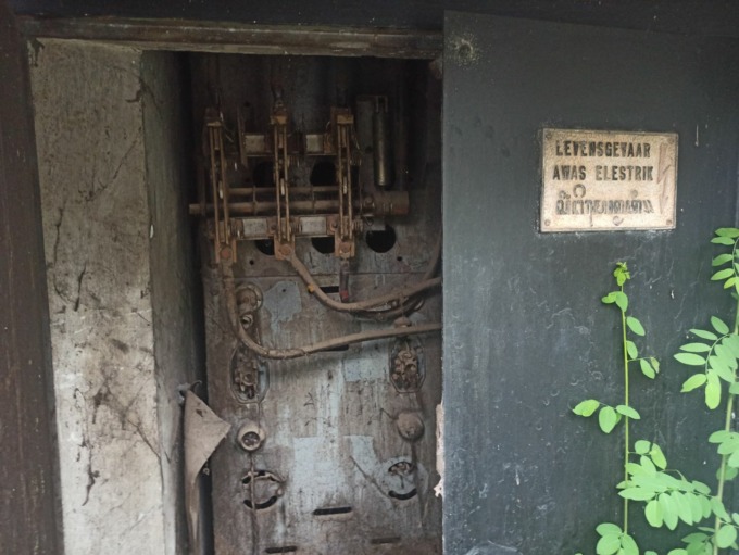 MASIH KOKOH: Gardu listrik atau transformatorhuisje peninggalan belanda di seberang Menara Pandang, Jalan Pierre Tendean. | FOTO: FADLAN ZAKIRI/RADAR BANJARMASIN