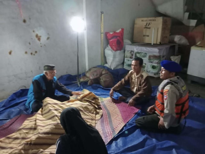 DI RUMAH DUKA: Jasad Zainal Abidin yang tenggelam langsung dievakuasi ke rumah untuk segera dimakamkan.