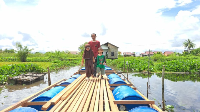 JEMBATAN: Jembatan apung yang dibangun Bank Kalsel untuk keluarga Zainal
