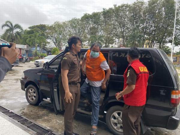 RESMI DITAHAN: Salah seorang tersangka kasus korupsi Bendungan Tapin diantar Kejaksaan Tinggi Kalsel ke Lapas Teluk Dalam. | FOTO: M OSCAR FRABY/RADAR BANJARMASIN