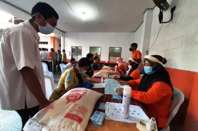 AMBIL BANTUAN: Dokumentasi warga saat mengambil bantuan sosial yang disalurkan pemerintah melalui PT Pos Indonesia. | FOTO: WAHYU RAMADHAN/RADAR BANJARMASIN