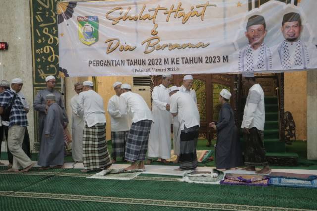 RASA SYUKUR: Bupati Tala HM Sukamta bersalaman dengan para jemaah Salat Hajat di Masjid Agung Syuhada Pelaihari. Foto : Diskominfo For Radar Banjarmasin
